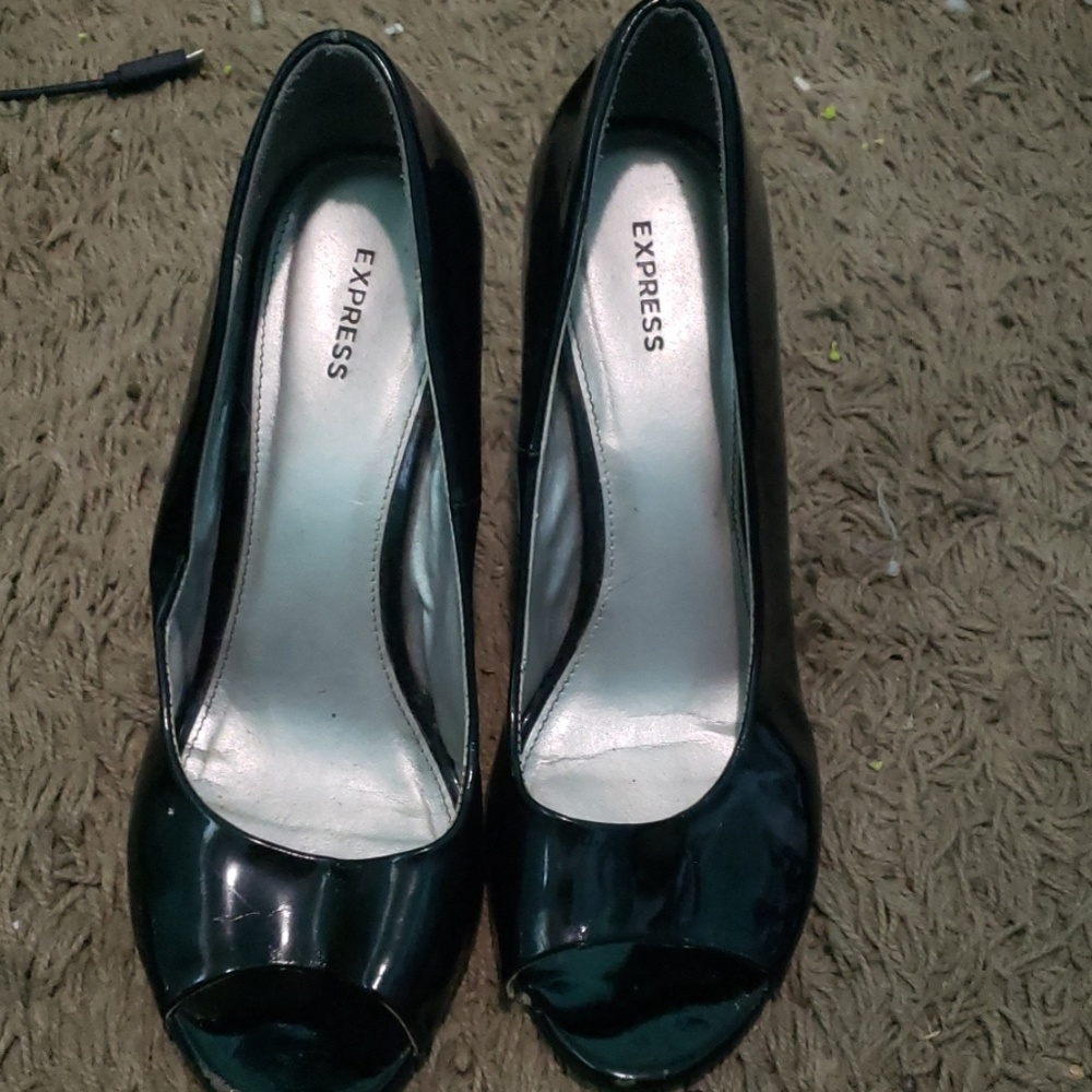 Black wedges
